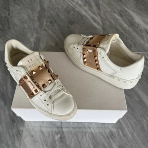 Valentino Rockstud skor  - Valentino skor - Jättefint skick - Tillbehör: Valentino kort - Nypris: 6000kr - TrendWardrobe