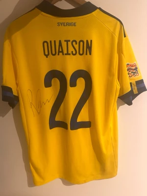 ROBIN QUAISON MATCH BÄRD FOTBOLLSSTÖJA - Detta är Quasions singnerade match bärda tröja från Nations league matchen mellan Sverige och Slovenien i 2022
