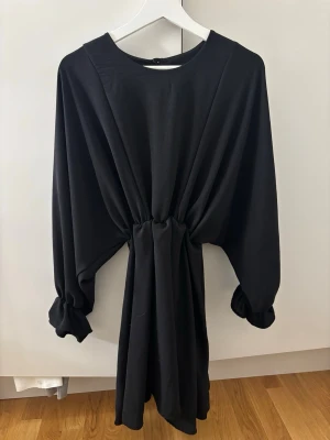 Svart kort klänning  - Jättefin volang svart klänning från Chiquelle