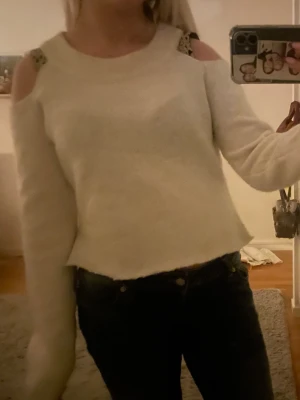 Söt tröja - säljer den här söta tröjan utan axlar, avklippt nertill och okänt märke då den inte har en lapp❣️