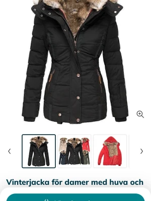 Vadderad vinterjacka med fuskpäls - Snygg vinterjacka med huva och fuskpäls, svart. Jackan är vadderad, har dragkedja och knappar framtill samt mysigt pälsfoder på insidan. Utrustad med praktiska fickor med dragkedja och ribbade muddar vid ärmslut. Perfekt för kalla dagar!XL men liten i storleken passar M. Nypris 550:- liten passform 