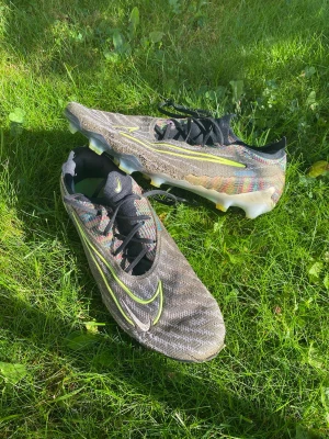 Nike Phantom Elite - Tjena! Säljer ett par fina Nike Phantom Elite i storlek 41 som är riktigt svåra att få tag på!  Hör av er vid frågor! Nypris runt 3000kr!