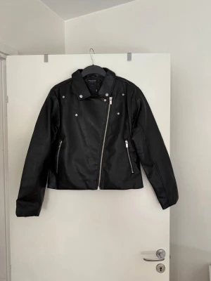 Skinnjacka  - Storlek L. Aldrig använd. 