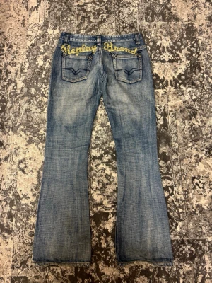 Replay Jeans - Supersnygga replay jeans! I fint skick. Passar både lågmidjat och bootcut. Kolla gärna min profil då jag lägger upp mycket liknande💛