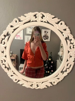 Kortärmad tjocktröja  - Kortärmad tjocktröja från hummel. Köpt från Sellpy. Den är lite mera rosa än orange men den ser orange ut på bilden. Priset kan sänkas