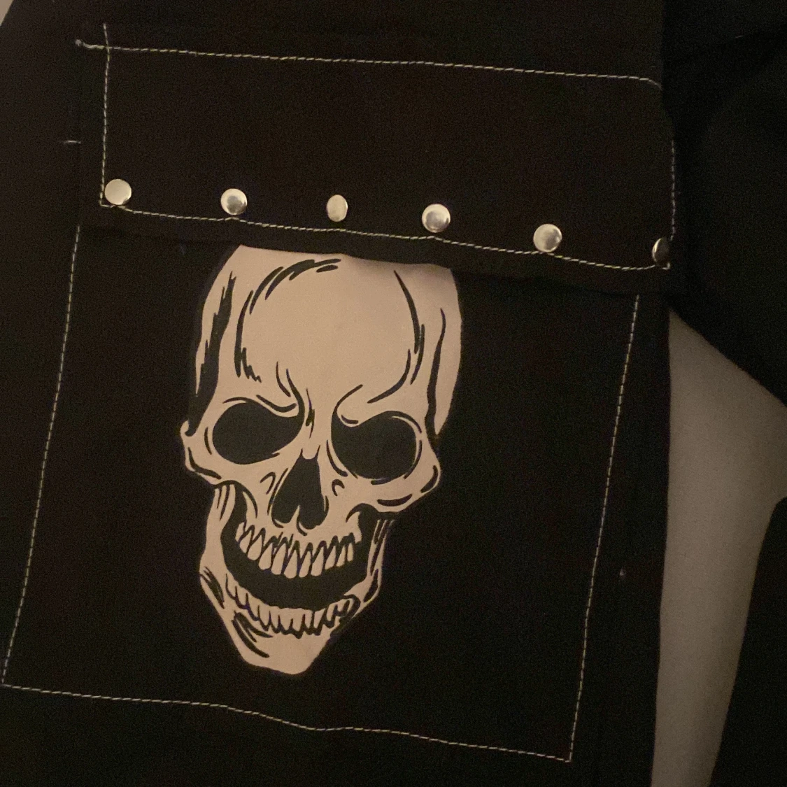 Svarta cargopants med dödskalletryck - 2