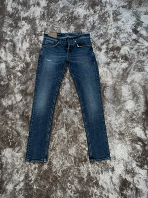 Dondup George  - Snygga jeans från Dondup George i toppen skick! Jeansen har en blå tvätt med lätt slitning över höger ficka. Jeansen är  tillverkade i Italien.                                                           Storlek: 31.                                                         Vid frågor är det bara att höra av sig!