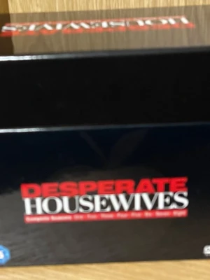 Desperate Housewives DVD-Box (Hela Serien) - Samlarbox med alla åtta säsonger av Desperate Housewives! Följ dramatiken, hemligheterna och skandalerna i förorten. Perfekt för dig som gillar spänning, relationer och oväntade vändningar. En kultserie som bjuder på både humor och allvar.