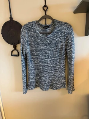 Blåmelerad stickad tröja KappAhl - Säljer en blåmelerad stickad tröja från KappAhl i storlek 36/38. Tröjan har lång ärm, rund halsringning och är gjord i ett grovt stickat material av 70% akryl och 30% nylon. Perfekt för lager på lager under kyliga dagar.