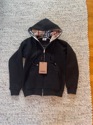 burberry - Säljer en burberry hoodi svart!!!!