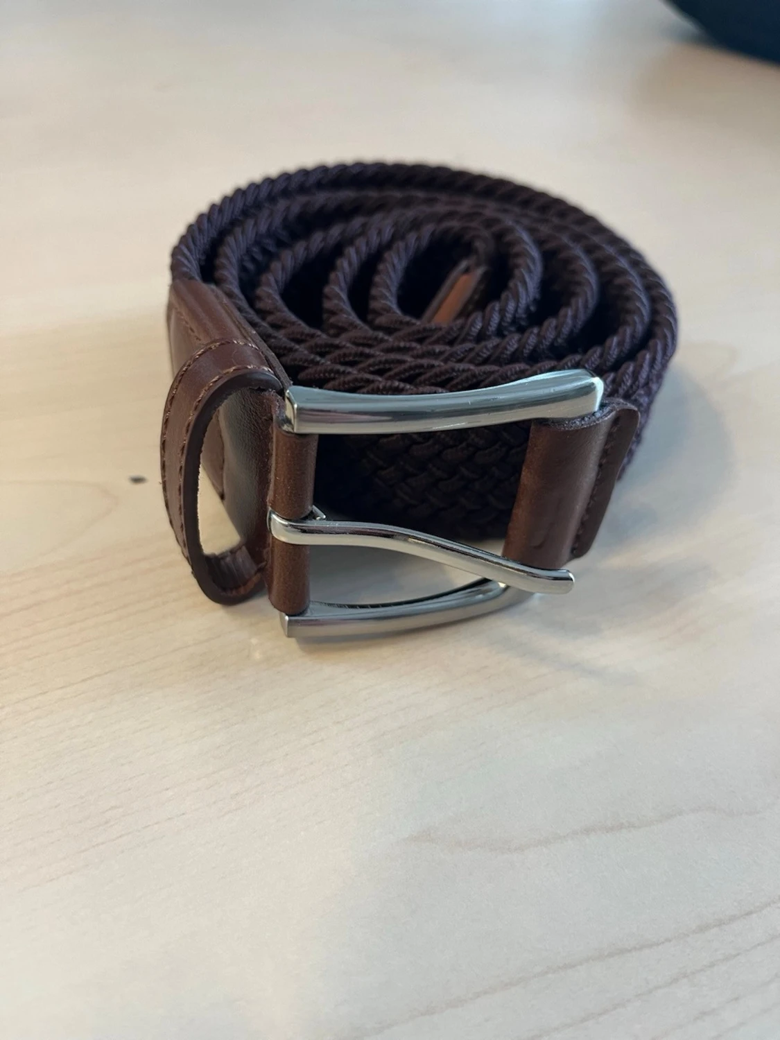 Brun flätad bälte med läderdetaljer