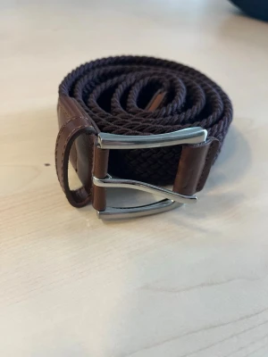 Brun flätad bälte med läderdetaljer - Bältet har fina detaljer så som läder vid spinnaren vilket sticker ut till skillnad från andra flätade bältet som säljs! Vi säljer dessa för endast 75kr! Pris kan diskuteras, vid köp av flera kan vi tänka oss att gå ner en del i pris, hör gärna av er vid förslag och frågor!🌟🙌🏼