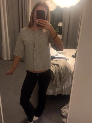 Grå kofta  - Säljer denna helt oanvända koftan från gina Det är storlek 170 men passar exakt som xs-s då jag har de annars Möjligtvis xxs också