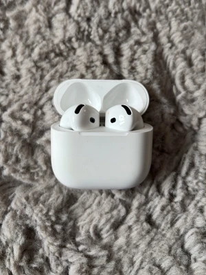 AirPods 4 - Säljer ett par AirPods 4 med USB-C laddning. Airpodsen är fullt fungerande men har mindre repor och smuts därav priset. Men perfekt för musik, samtal och träning. Jag säljer dom för att jag fått ett par hörlurar som jag mer tycker om. Skriv gärna till mig om ni har några frågor! 
