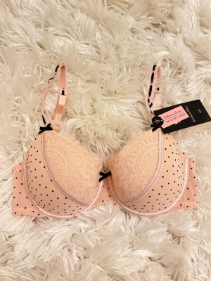Rosa bh - Hunkemöller  - Superfin rosa bygel bh med svarta detaljer ifrån Hunkemöller✨ Storlek EU: 75D US/UK: 34D✨ Helt ny inte med prislapp✨🌸 Nypris 499kr