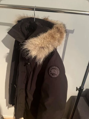 Canada Goose Chateau Parka Black Label – Strl M - Säljer en äkta Canada Goose Chateau Parka Black Label i mycket fint skick. Jackan är sparsamt använd och inte använd varje vinter, vilket gör att den fortfarande är i jättebra skick.  🔹 Storlek: M 🔹 Modell: Chateau Parka Black Label 🔹 Färg: Svart 🔹 Päls: Oanvänd 🔹 Nypris: ca 17 000 kr 🔹 Äkthet: Orderbekräftelse finns och kan visas vid önskemål 🔹 Rökfritt hem: Jackan luktar inte rök  Jackan säljs för 10 000 kr, men prutbart vid snabb och smidig affär.  Hör gärna av dig vid frågor eller om du vill