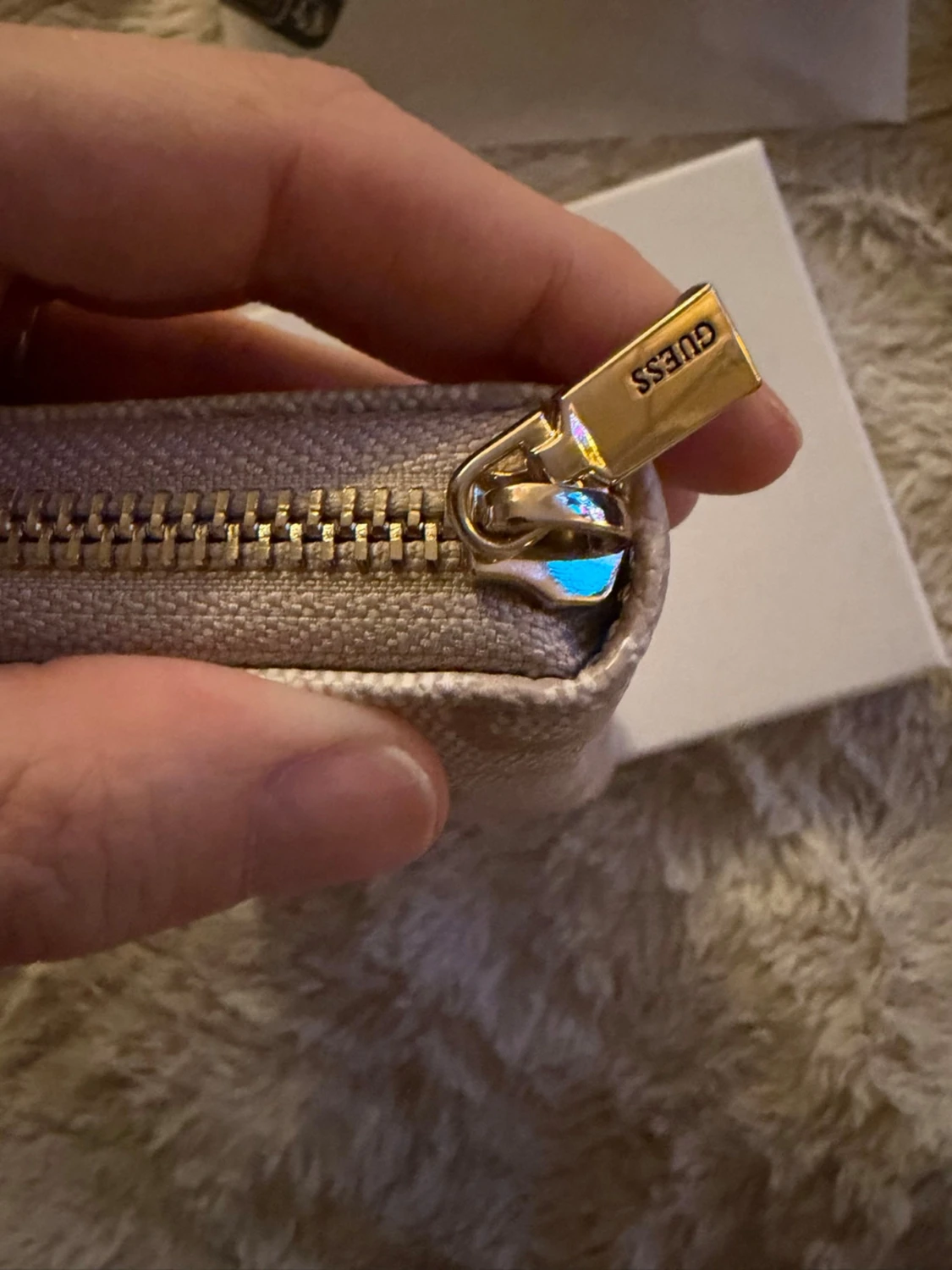 Beige plånbok från Guess med logomönster - 1