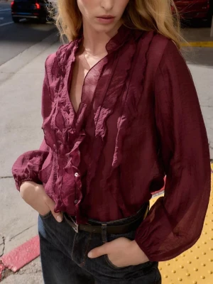 Blus  - Säljer denna snygga vinröda blus från Zara😍 prislapp sitter kvar