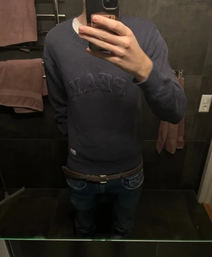 Blå peakperfomans tröja  - Sjukt snygg Peakperformans tröja, är i bra skick, är L men passar M, är för liten på mig som är 195, priset kan diskuteras!!