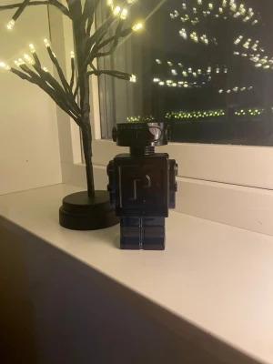 Robotformad parfymflaska - Cool parfymflaska i form av en robot, perfekt för dig som gillar unika detaljer på hyllan. Snygg och modern design som sticker ut. Märket Paco Rabanne syns tydligt på flaskan. 100ml
