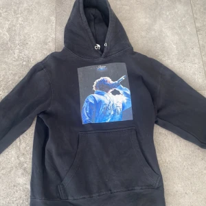 Juice WRLD hoodie - En svart hoodie med en blå bild på Juice WRLD i storlek M. Finns möjlighet att diskutera pris✅