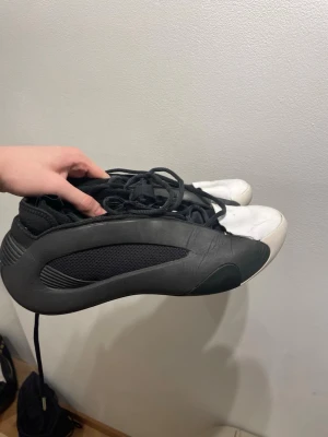 Harden 8s  - Säljer mina basketskor Harden 8 för dom blivit för små. Det är i storlek 44