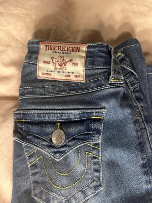 True religion jeans Becca bootcut - Säljer även dessa super snugga true religion jeans ! Obs! De är också upp sudda och har original sömmar men innebenslänged är 70 cm 