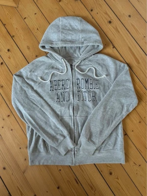 Abercrombie and fitch zip hoodie grå - Nu säljer vi denna jätte fina Abercrombie and fitch zip up hoodien i färgen grå, storlek L. Den är jätte skön och perfekt nu inför kommande värmen. Pris kan diskuteras vid snabb affär och vid fler frågor är det bara att skriva!🫶