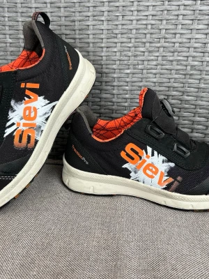  Sievi(44)Arbetsskor,Skyddsskor  - Säljer ett par skyddskor av märket Sievi Racer Roller i strl 44.   Endast provade på fot vid något enstaka tillfälle så nästan nya.  Nypris ca 2000:-   Medföljer ett par ergonomiskt utformade sulor av märket Footlab