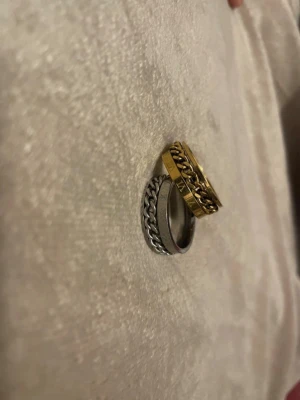 Guld ring - En guld ring med romerska siffror, guldet är dock fejk. Passar 12-14 åringar 