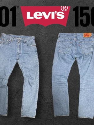 Levi's 501 ljusblå jeans W30 L32 - Klassiska Levi's 501 jeans i ljusblå tvätt med raka ben och knappgylf. Jeansen har fem fickor, ikonisk röd Levi's-tag på bakfickan och patch i läder bak i midjan. Tillverkade i slitstarkt bomullsdenim som ger en tidlös coo vibe.