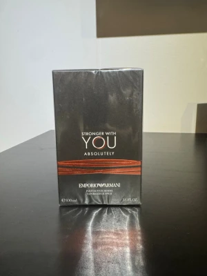 Armani Stronger With You m - Emporio Armani Stronger With You Absolutely i 100 ml. Kommer oöppnad och med plasten på. Köpt på sephora 2025