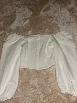 Vit topp -  Knappt använd! Storlek S/M. Vit topp, kan användas som en off-shoulder.