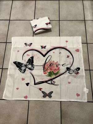 Två stycken gardiner med hjärtan och fjärilar - Två stycken gardiner med hjärtan och fjärilar