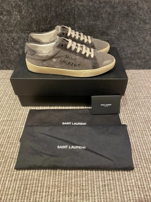 Saint Laurent skor  - Hej, säljer nu dessa svin snygga ysl skor. Skorna är i nytt skick! Begränsat antal boxar och dustbag. Hör av dig vid frågor. 41 passar 42