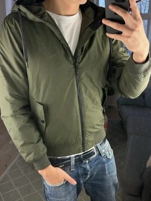 Jacka olivgrön  - Simpel och stilren! Mycket bra skick, mått: A:49 B:49 C:40 D:63 (cm) skriv vid fundering 😇🙌