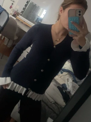 marinblå topp - SUPERskön marinblå tröja i tunnare material med vita detaljer!! Endast använd en gång då den inte kommer till användning💕💕