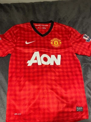 Manchester united tröja  - Manchester united tröja röd nmr 21 (Rafael) i bra skick 