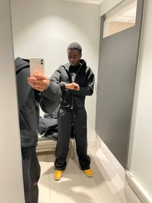 Timberland boots (Fila)  - Säljer ett par snygga boots i en stark beige färg. Skorna har en stark sula och är tillverkade i mocka, vilket ger dem en mjuk och lyxig känsla. Perfekta för dig som vill sticka ut med din stil och gillar färg på fötterna.