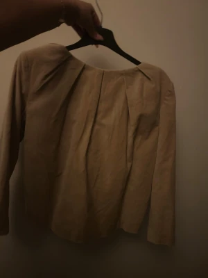 Fin blus - Säljer min Mes dames blus som jag nyss köpt!! otroligt fin och akönt material