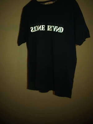 Stone island t shirt marinblå  - • Storlek: XL • Skick: mycket fint, inga defekter • Nypris: ca 1400kr  Hör av dig om du har frågor om plagget eller annat!  Kan skickas direkt 💌 Kika gärna på mina andra annonser – samfrakt går bra!