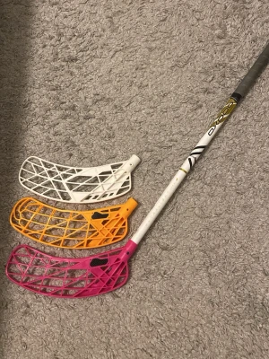 Oxdog 92 cm 31 flex. + 3 blad - Säljer en vit ultralight från Oxdog med svart och guld detaljer. Medföljer tre  blad i färgerna rosa, orange och vit. Perfekt för dig som vill kunna byta stil på planen. Klubban är 92 cm och har en flex på 31. Du får även med en KH grip som är grå. (Sitter på klubban) skaftet har fint skick men man ser att den är andvänd, några slagmärken. Pris kan diskuteras!