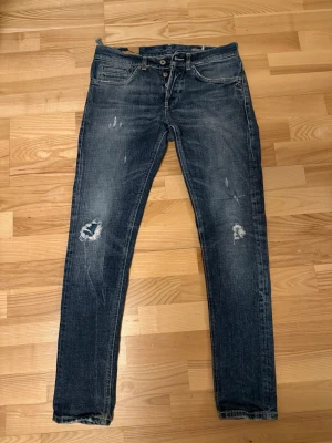 Dondup George - Säljer nu mina jävligt feta Dondups i modellen George som tyvärr har blivit lite för små för mig. De är i fint skick men en flärp på baksidan som håller i bältet har gått upp (det går säkert att laga) och lappen på insidan har nästan fallit bort helt. Bara att skriva om du är intresserad 😄💯Längd: 101 cm Midja: 41 cm Storlek: 33