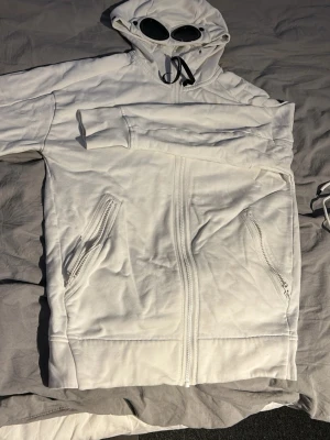 Vit cp company zip - Tjena säljer nu min vita cp company zip eftersom den inte används, inga fel på den eller fläckar, (äkta) skriv vid frågor eller prisförslag. Jag är 182 och den passar perfekt!👌🏼 