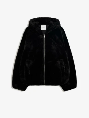 Svart teddyjacka med huva från Bershka - Mysig svart teddyjacka från Bershka med huva och dragkedja framtill. Jackan har en oversized passform.