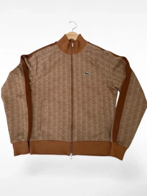 Säljer en jätte fin Lacoste tröjan - Köpt och den var för liten!! Nyskick och passar med allt!! Passar storlek M