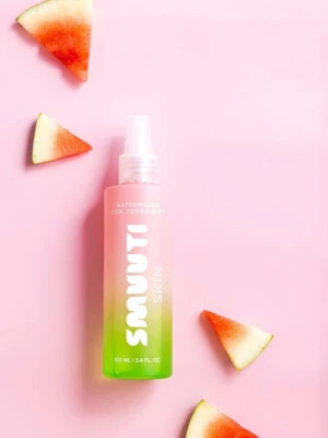 Watermelon Dew Toner Mist från Smuutiskin - Fräsch toner mist med doft av vattenmelon från Smuutiskin. Kommer i en snygg sprayflaska på 100 ml. Helt oanvänd i förpackning❤️