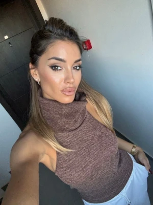 Brun stickad halterneck-topp med polokrage 🤎 - Snygg brun stickad topp i halterneck-modell med hög polokrage. Figurnära passform och öppen rygg som ger en väldigt elegant och trendig look. Perfekt både till vardag och fest – lika snygg till jeans som till kjol eller kostymbyxor.      Detaljer: • Färg: Brun / chokladbrun • Modell: Halterneck, öppen rygg • Passform: Figurnära • Skick: Mycket bra • Storlek: xs