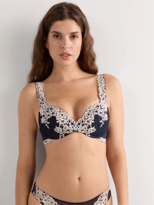 Blå spets-bh med blommigt mönster - Säljer en mörkblå bh med en fin vit spets och blommigt broderi längs kupor och axelband i storleken 70B. Bh:n har justerbara axelband och hakknäppning bak. Modellen heter Superpushup-behå Gioia Pretty Flowers.  Den är i jättebra skick och bara använd några fåtal gånger! Det är bara att skriva om ni vill ha fler bilder! (Säljer då den inte kommer till användning)🩷🩷🩷