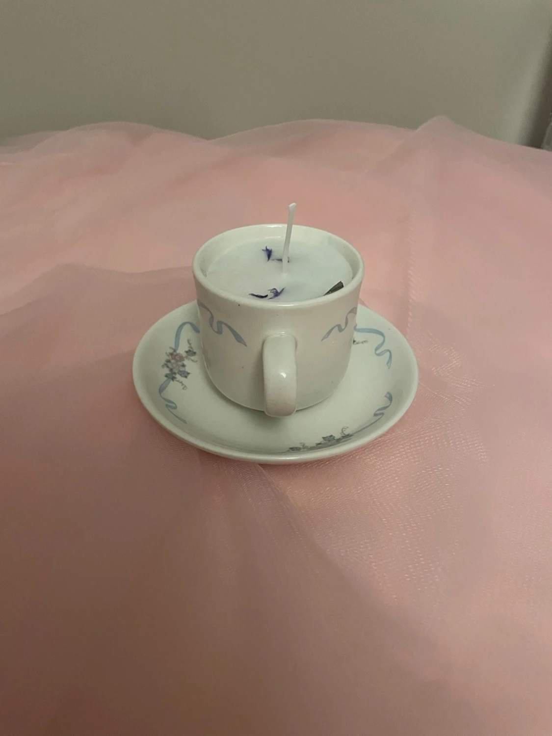 Doftljus av vaniljdoft i en vit tekopp med blommor och blåa streck nr 2 - 3